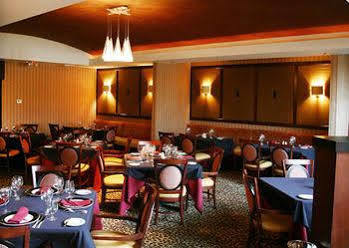 Bertram Inn And Conference Center Aurora Екстер'єр фото